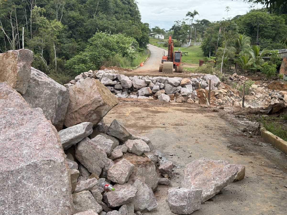 Após rompimento de estrada, famílias recebem assistência contínua