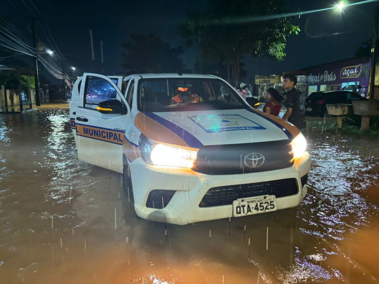 População é orientada a evitar áreas alagadas